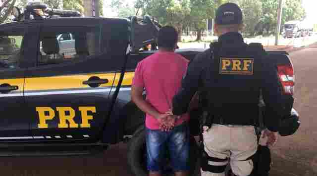 PRF prende dois foragidos e flagra homem com habilitação falsa