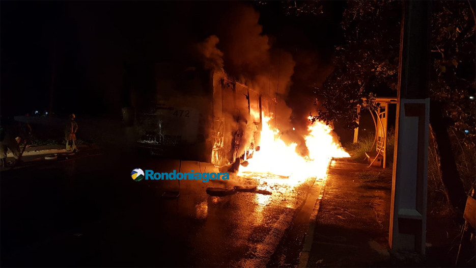  Vídeos: Criminosos incendeiam ônibus em Porto Velho