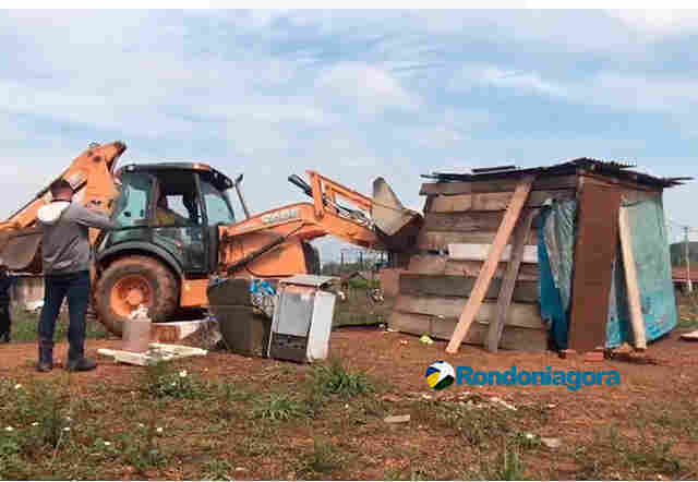 Moradores são retirados de área invadida na Zona Leste da Capital
