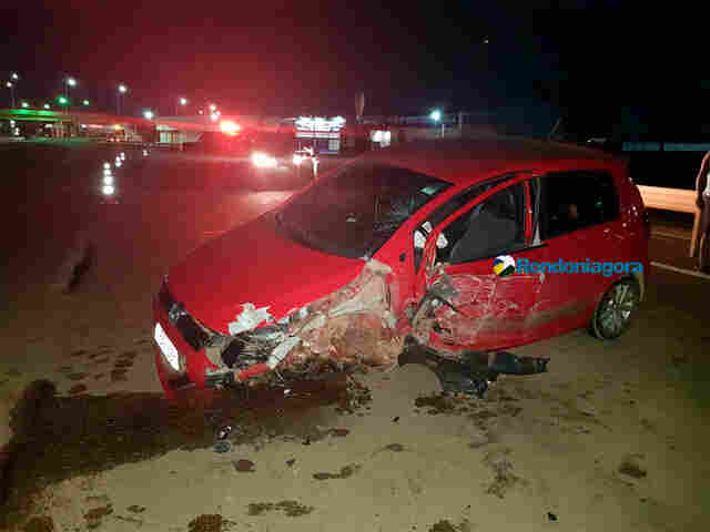 Motorista perde controle de veículo e bate em proteção na BR-364