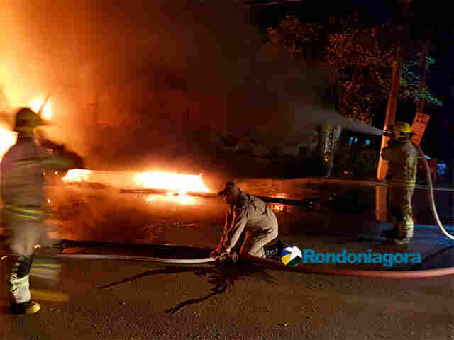 Frota de ônibus deixou de circular na noite de quarta-feira, após incêndio