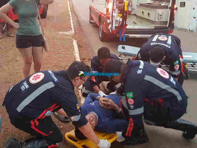 Ciclista tenta atravessar a Jorge Teixeira e acaba sendo atropelado por motociclista