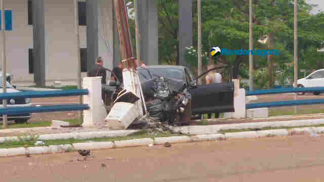 Motorista perde controle de carro e atinge poste em frente ao Comando da PM