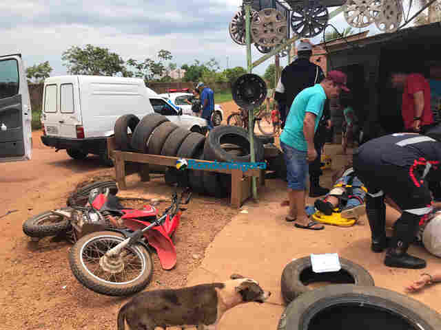 Casal fica gravemente ferido durante colisão entre moto e carro