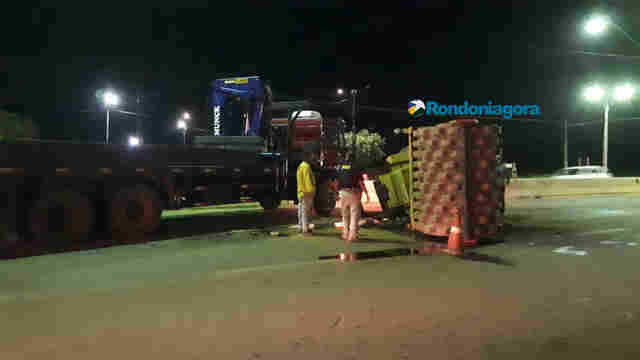 Rolo compressor cai de carreta na BR-364 e causa transtornos na rodovia