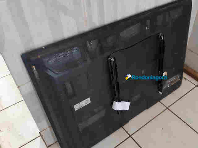 Criminoso é detido por populares após roubar televisão no centro de Porto Velho