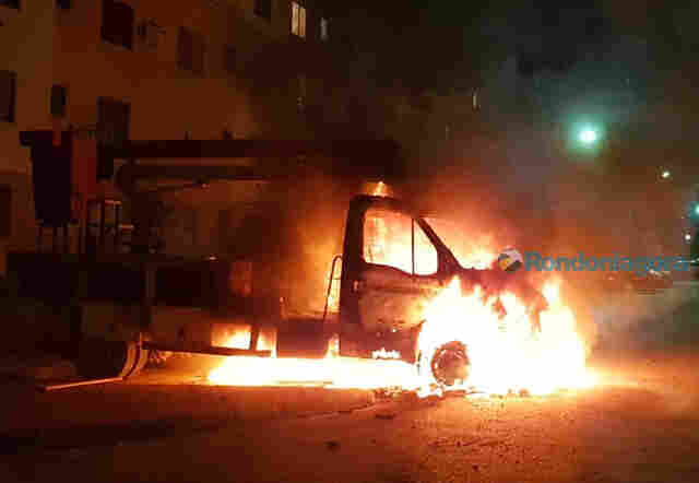 Vídeo: Bandidos incendeiam caminhão da Emdur no Orgulho do Madeira