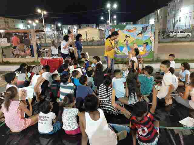 Crianças e adolescentes participam de iniciação teatral coordenada pela Semur