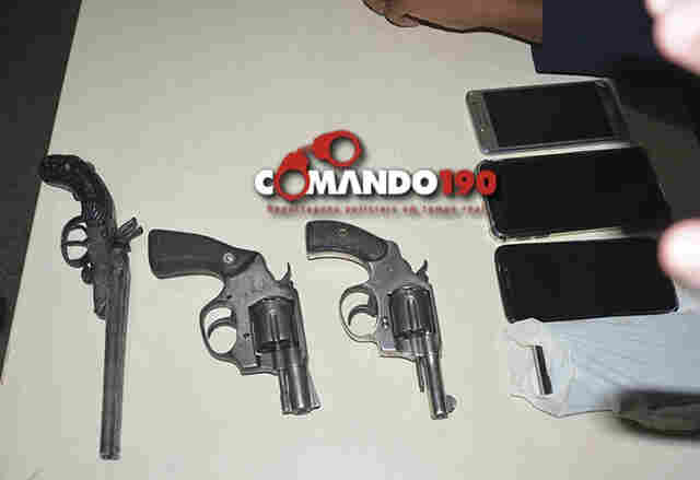 Durante roubo em residência dois assaltantes morrem, um fica ferido e dois são presos após troca de tiros com a PM