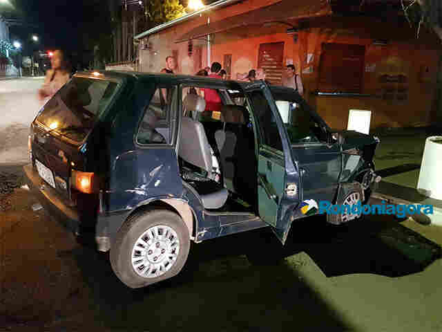Motorista tem trauma na cabeça durante grave acidente entre carros em cruzamento