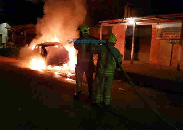 Vídeo: Carro é incendiado em Porto Velho após briga em festa