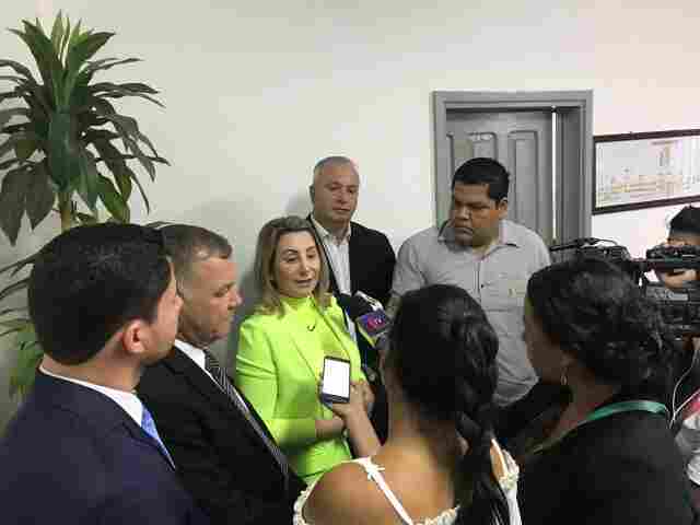 Em missão oficial na Bolívia, Jaqueline Cassol debate Revalida com estudantes e médicos brasileiros