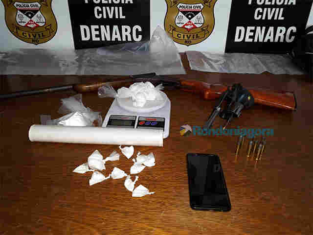 Denarc cumpre mandados e prende quatro pessoas com armas e um quilo de cocaína