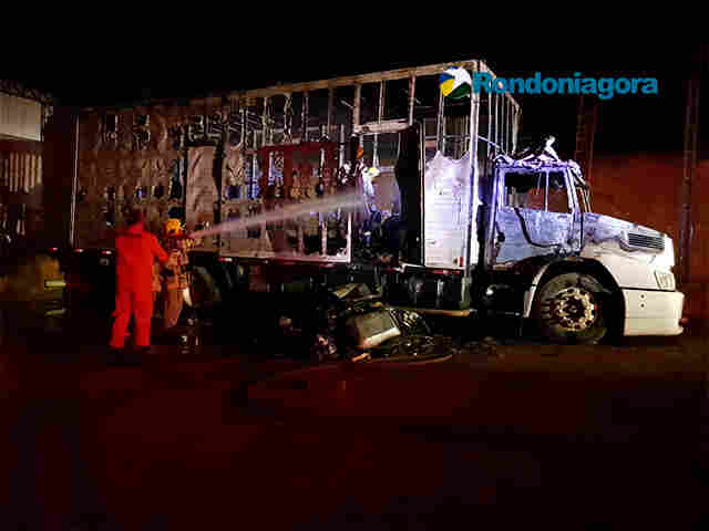 Incêndio de grandes proporções destrói caminhão em transportadora