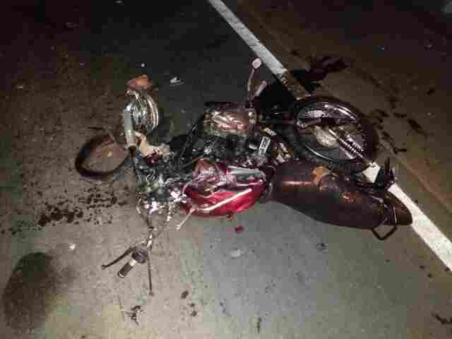 Casal morre na BR-364 após colisão de moto com caminhão