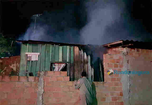 Populares incendeiam casa de mulher que encomendou bebê arrancado da mãe