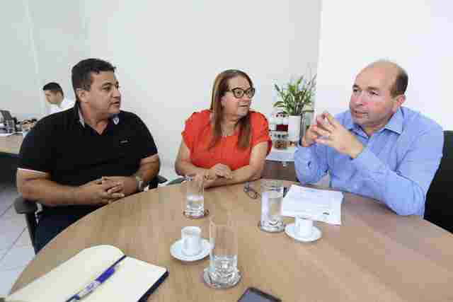 Edwilson Negreiros agradece vereadores pela união em defesa dos projetos aprovados ao servidor e a compra de ônibus escolares