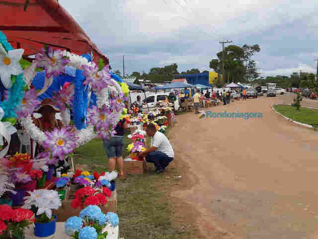 Venda de flores e água também movimenta comércio informal em cemitérios