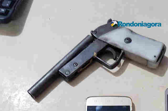 Polícia evita assaltos e detém dupla com arma artesanal