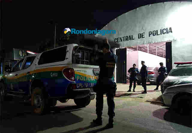 Homem esfaqueia o namorado da ex-esposa em bar da Capital