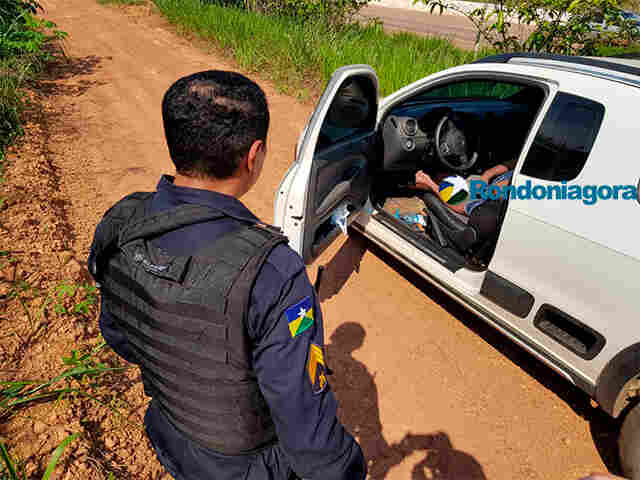 Polícia encontra corpo de homem em carro na BR-364