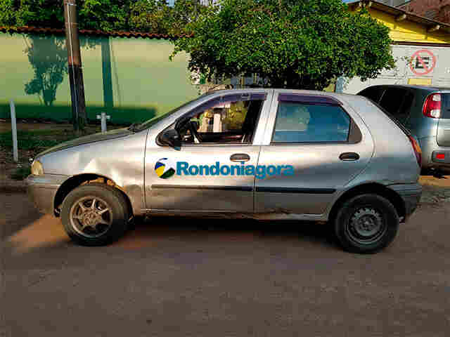 Presos criminosos que simularam estar armados para roubar adolescentes