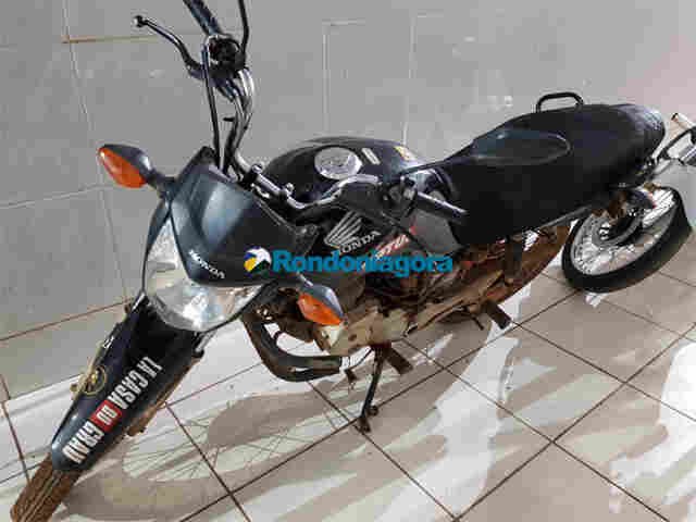 Polícia recupera moto roubada e apreende adolescente com arma de fabricação caseira