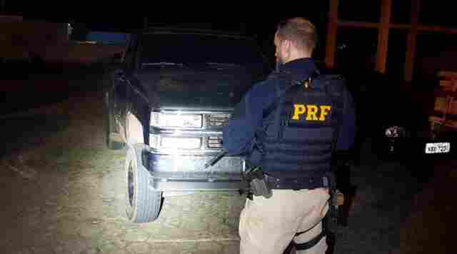 PRF recupera caminhonete roubada em Monte Negro