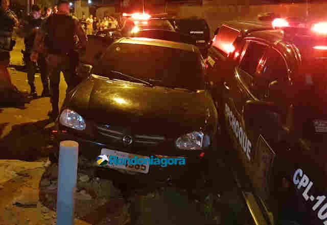 Motorista bêbado foge da PM e colide em viatura