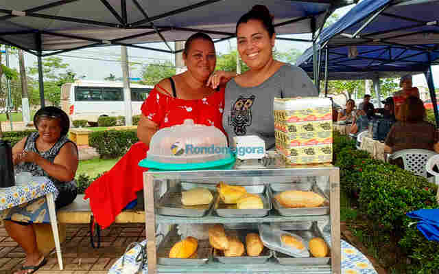 Jovem que ajuda mãe a vender salgados para viver sofre humilhação e recebe apoio na internet