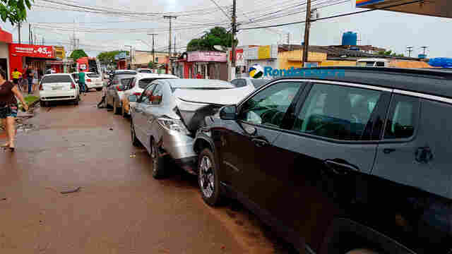 Vídeo: Mulher passa mal e causa engavetamento de seis veículos