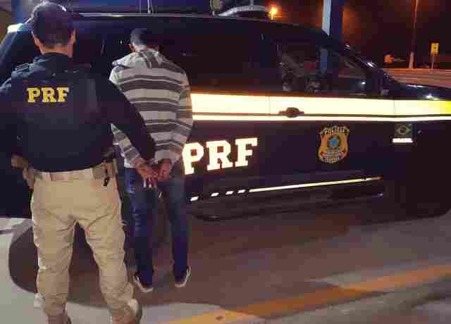 PM e PRF prendem traficante em ônibus com mais de seis quilos de maconha