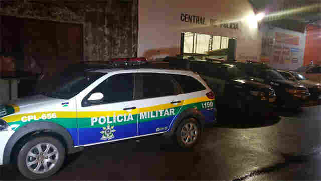 Polícia prende dupla com arma caseira na Zona Leste