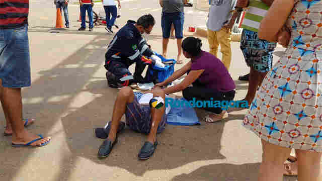 Grave acidente entre carro e bicicleta elétrica deixa condutor em estado grave