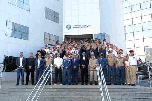 Reconhecimento: Bombeiros Militares são homenageados pelo Deputado Alex Silva