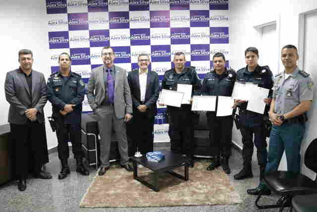 Deputado Alex Silva homenageia militares que salvaram mulher