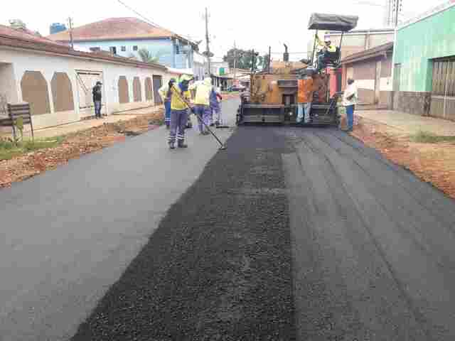 Pavimentação avança em mais dois bairros da Capital
