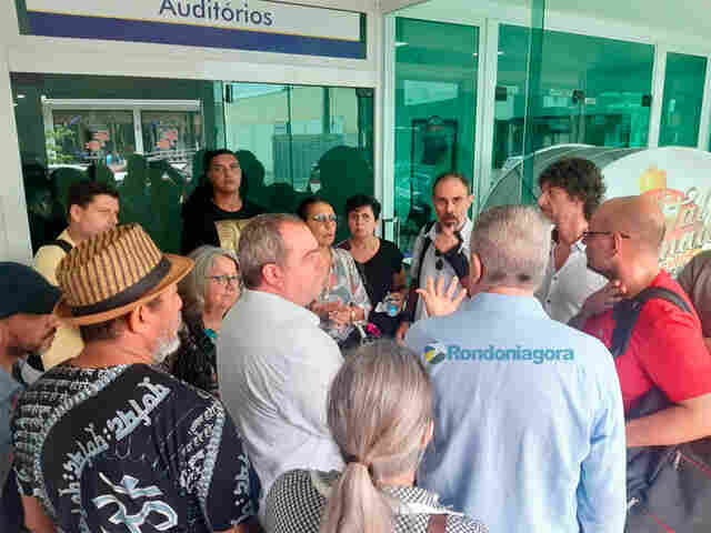 Professores são impedidos de participar de assembleia da Adunir que trataria de denúncias de corrupção; PM é chamada