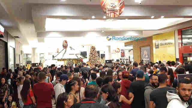 Vídeos e fotos: Black Friday leva centenas de pessoas ao shopping e Lojas Americanas
