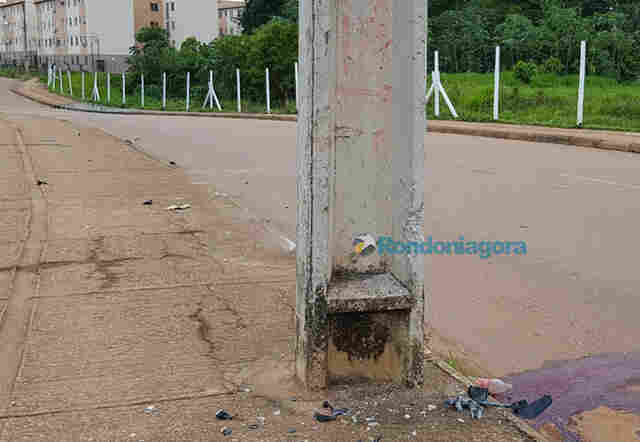 Jovem motociclista morre após colidir contra poste de iluminação na Capital