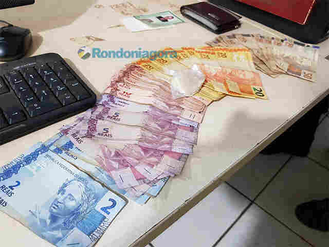 Homem preso com droga oferece dinheiro a policiais para ser liberado