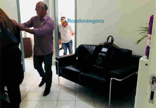 Vídeo: MP encerra buscas no gabinete do vice-prefeito e leva dezenas de documentos