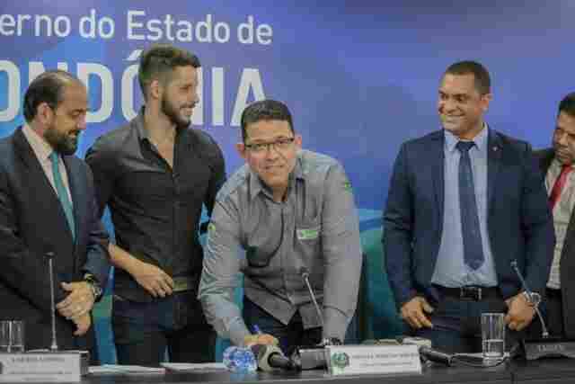 Assinada ordem de serviço para construção do Centro de Convenções e reforma do estádio Aluízio Ferreira