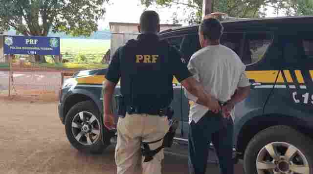 PRF prende foragido por estupro durante fiscalização em táxi