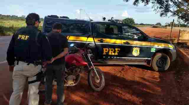 Em Itapuã do Oeste, PRF recupera moto roubada