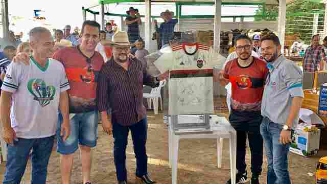 Empresário arremata por R$ 25 mil camisa autografada do Flamengo no Leilão Direito de Viver