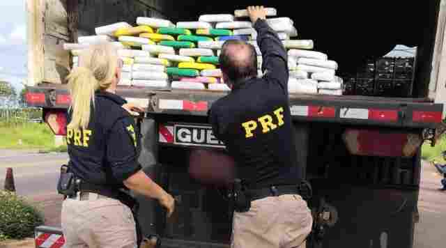 Vídeo: PRF apreende 71 quilos de cocaína em fundo falso de carreta