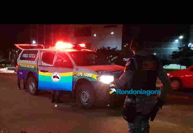 Dupla armada invade residência, rouba R$ 4 mil, joias e foge no carro da família