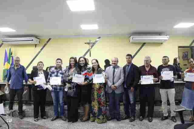 Joelna Holder entrega Moção de Aplausos para voluntários e à Divisão de Formação de Professores da Semed