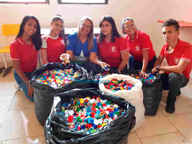 Ação social em escola arrecada 35 mil tampinhas e vai doar recursos para o Hospital de Amor